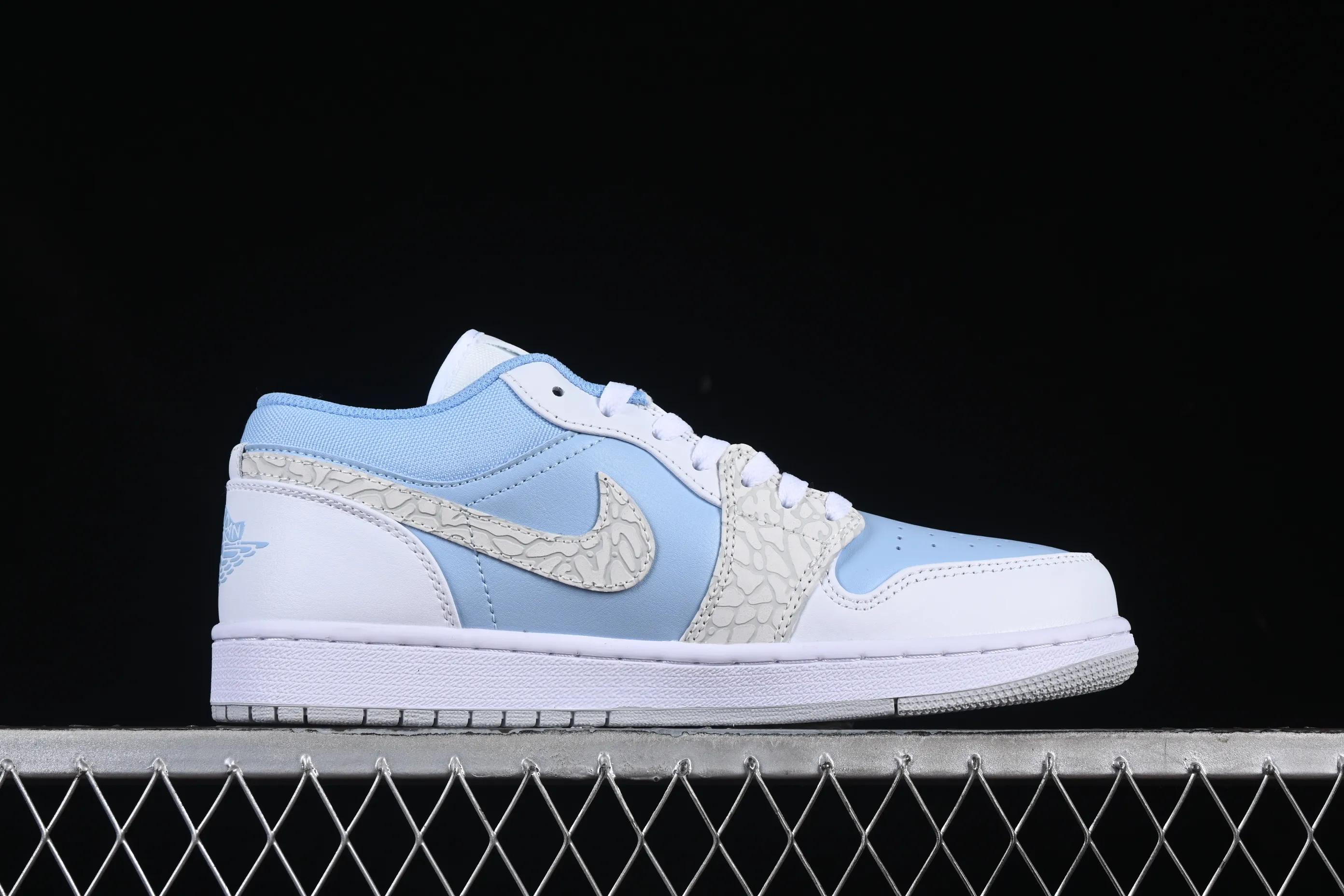 All categories Air Jordan Jordan series basketball shoes Air Jordan 1 Low Air Jordan 1 Low "True Blue" AJ1 Joe 1 burst white and blue color low-top basketball shoes IB7692-400